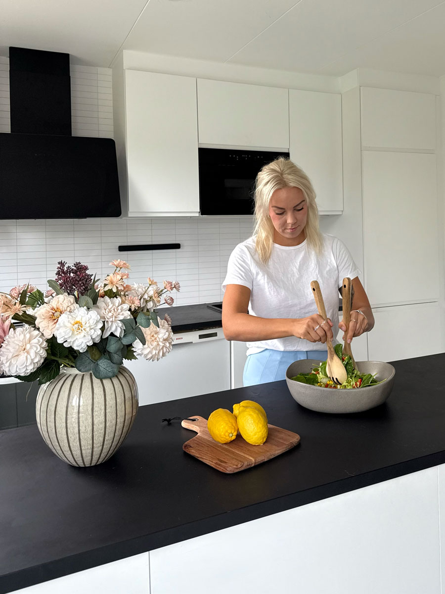 Tränaren förbereder sig för den hälsosamma maten.